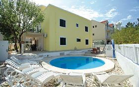 Dragan'S Den Hostel